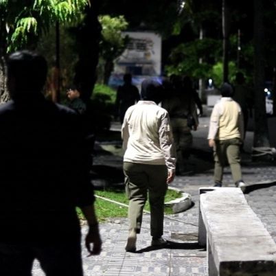 Satpol PP Kota Padang Bubarkan Remaja Nongkrong Larut Malam di Batang Arau