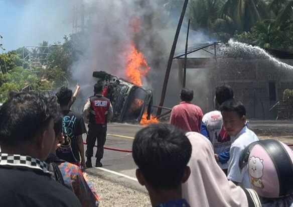 Kebakaran Satu Unit Truk Tangki Pertamina Di Pessel