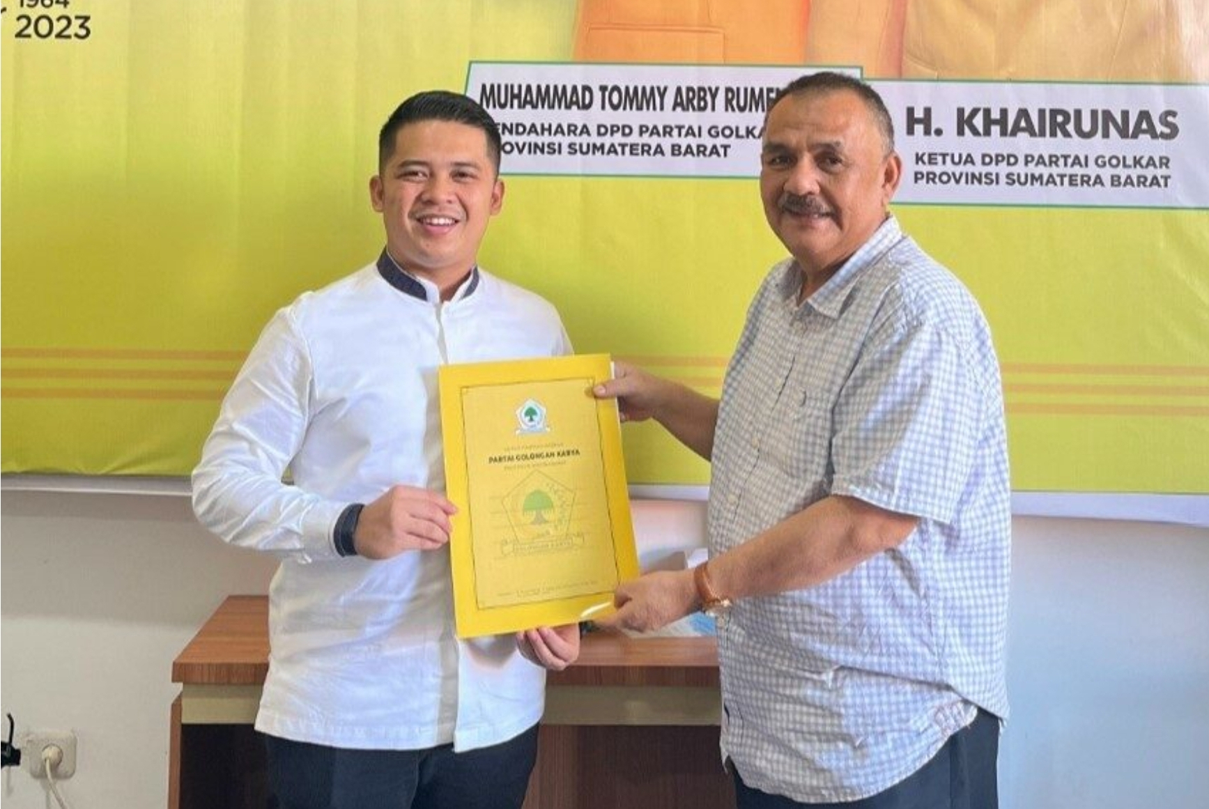 Resmi Jadi Pimpinan DPRD Sumbar, Iqra Chissa Terima SK dari Ketum Golkar