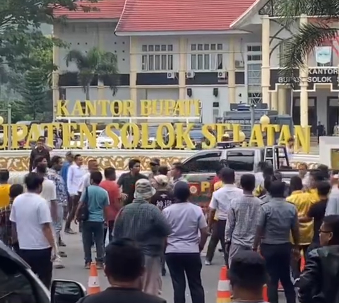 Kericuhan Terjadi Antara Massa Pendukung Calon Bupati Dan Calon Wakil Bupati Solok Selatan