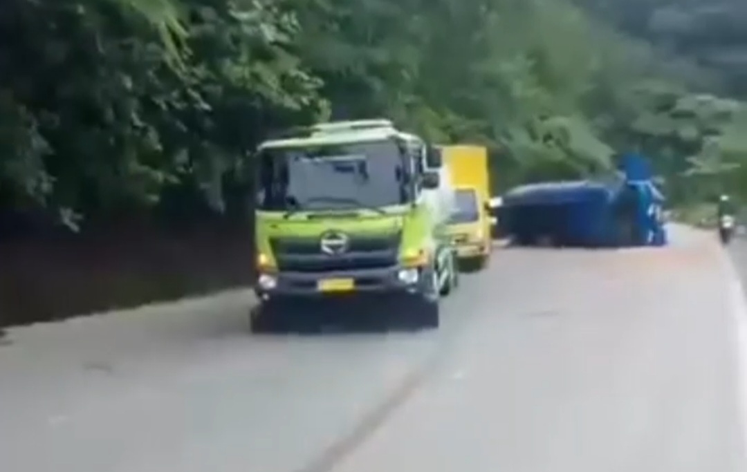 Truk Tangki Terguling Di Tanjakan Tunggua Sitinjau Lauik