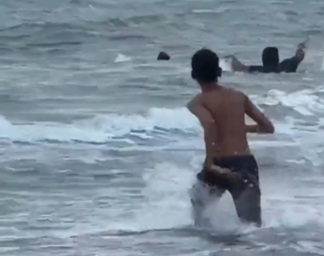 Aksi Penyelamatan Bocah Terseret Ombak, Terekam Kamera Pengunjung Pantai
