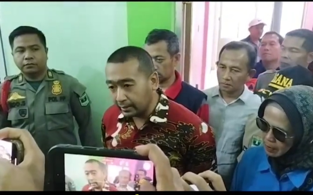 Bezuk Korban Longsoran Tambang Ilegal Sungai Abu: Plt Gubernur Audy Serahkan Bantuan Logistik dan Santunan Tunai<br><br>