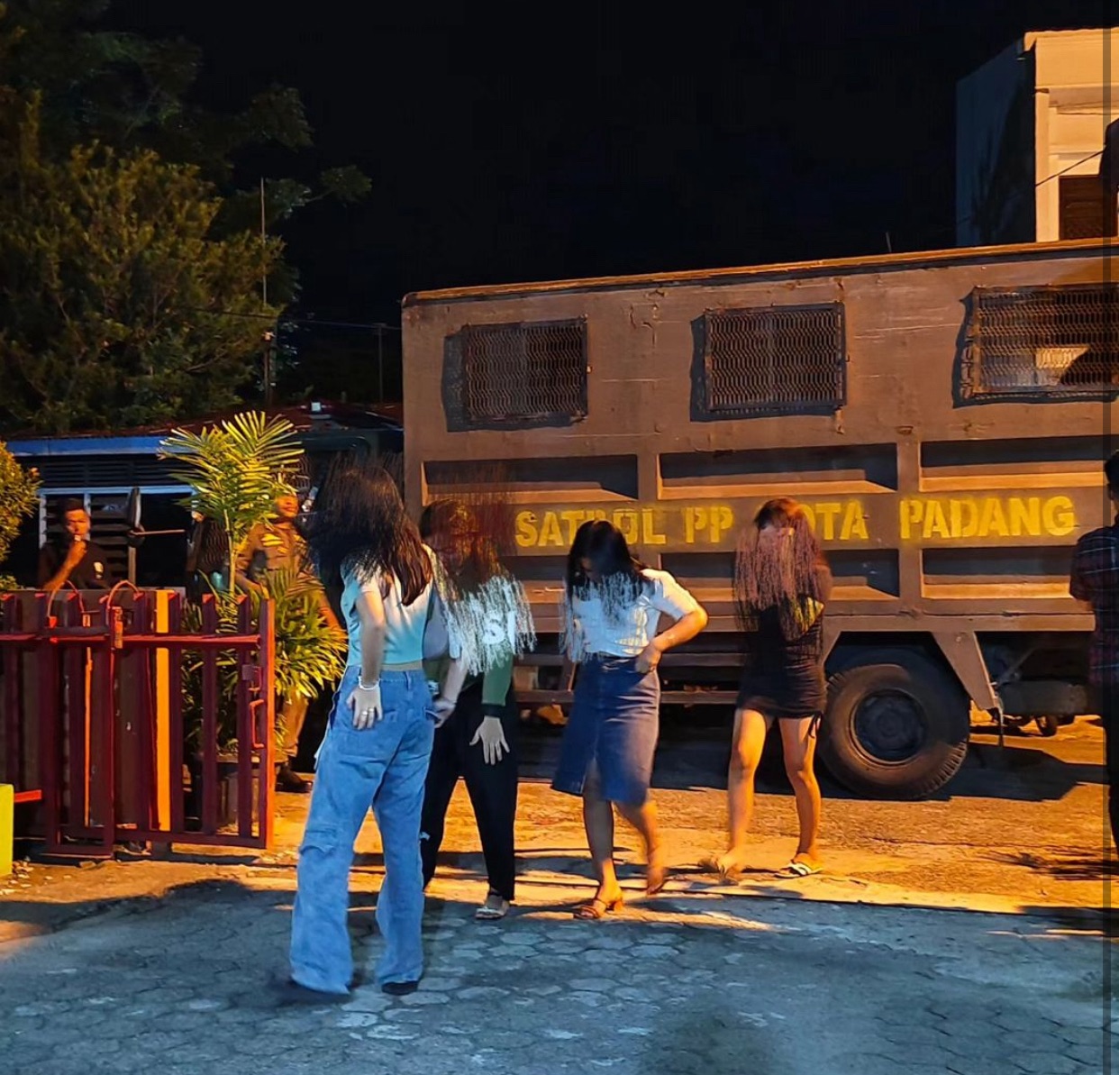 Satpol PP Kota Padang Gelar Razia Hotel dan Kos-Kosan, 12 Remaja Diamankan