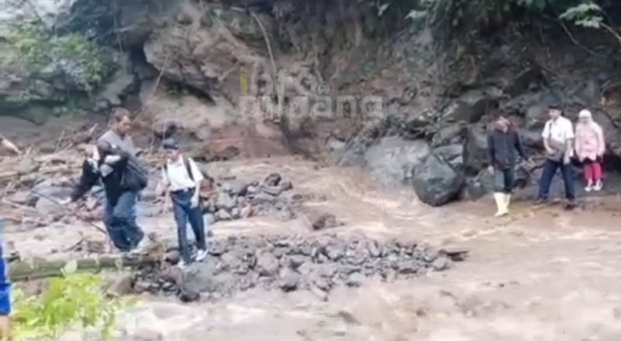 Warga Bantu Evakuasi Pelajar yang Terjebak Lahar Dingin Gunung Marapi di Agam