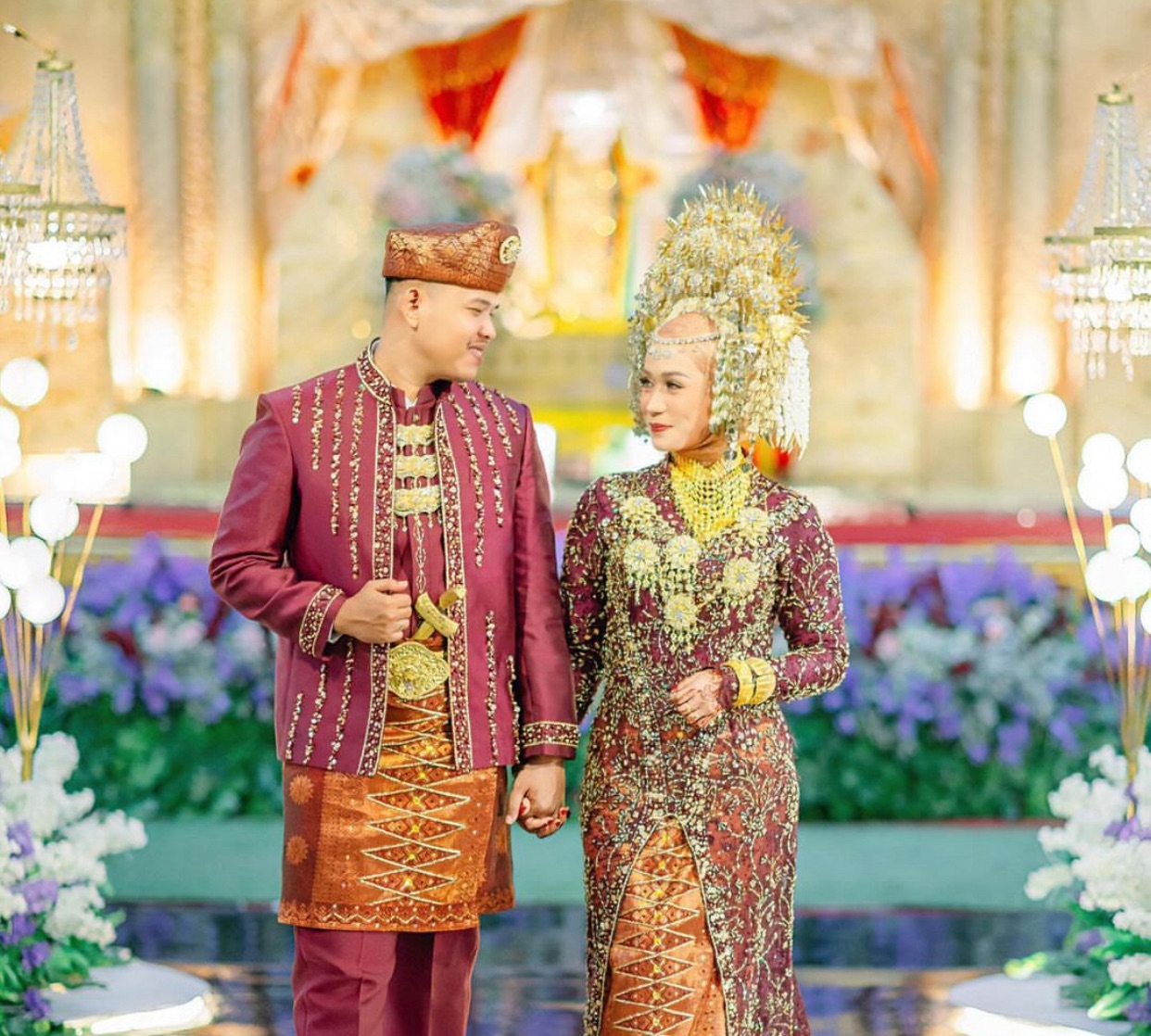 Suntiang Minangkabau: Mahkota Kemuliaan dan Simbol Kebijaksanaan dalam Adat