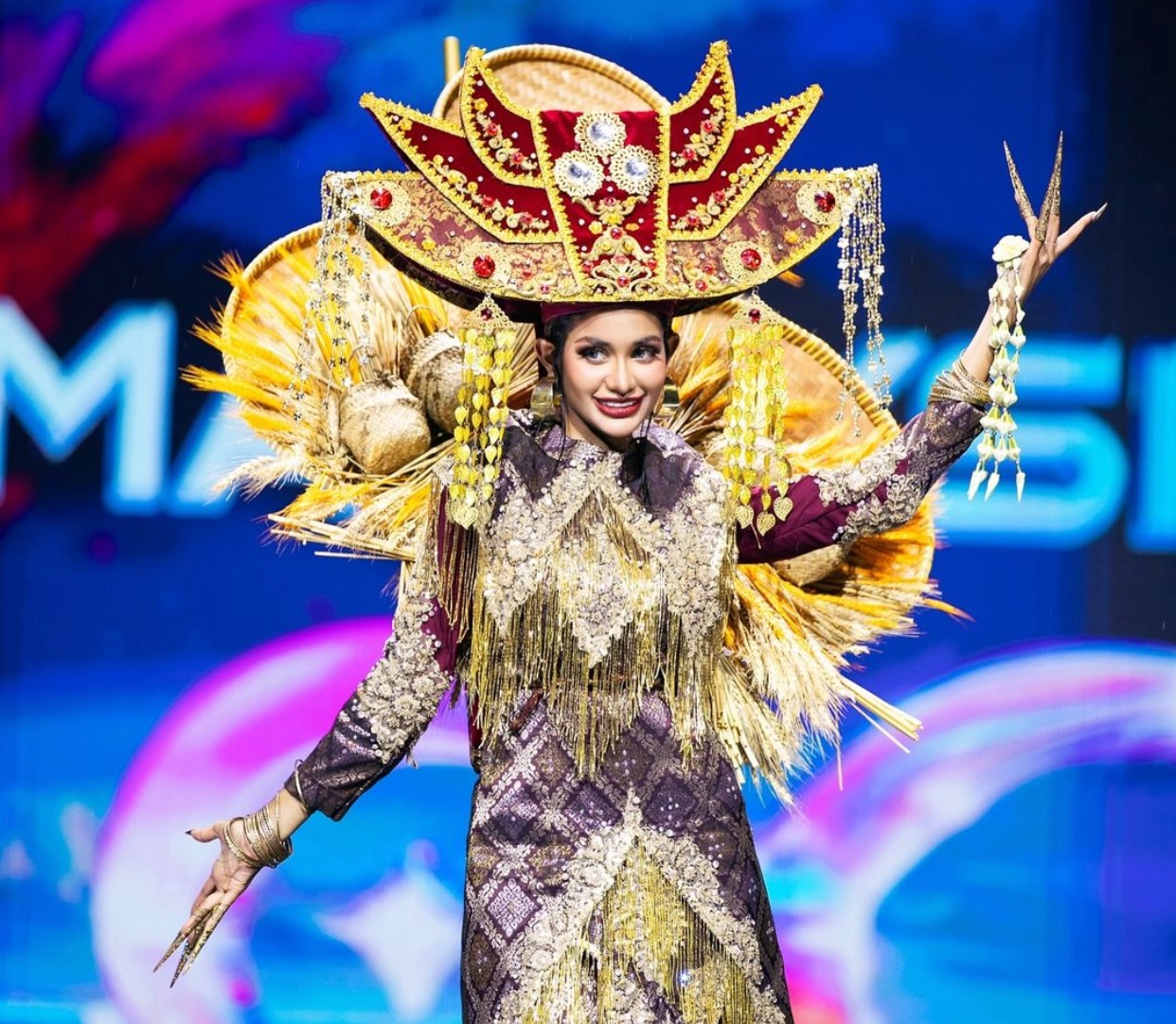 Viral di Sosmed Baju Adat Minangkabau Negeri Sembilan di Miss Cosmo Malaysia
