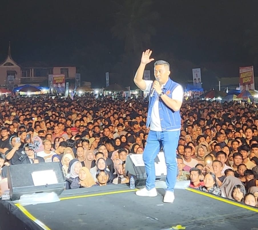 Vasko Ruseimy Hentikan Konser Sejenak untuk Ajak Puluhan Ribu Masyarakat Padang Pariaman Mendoakan Mertua Epyardi Asda