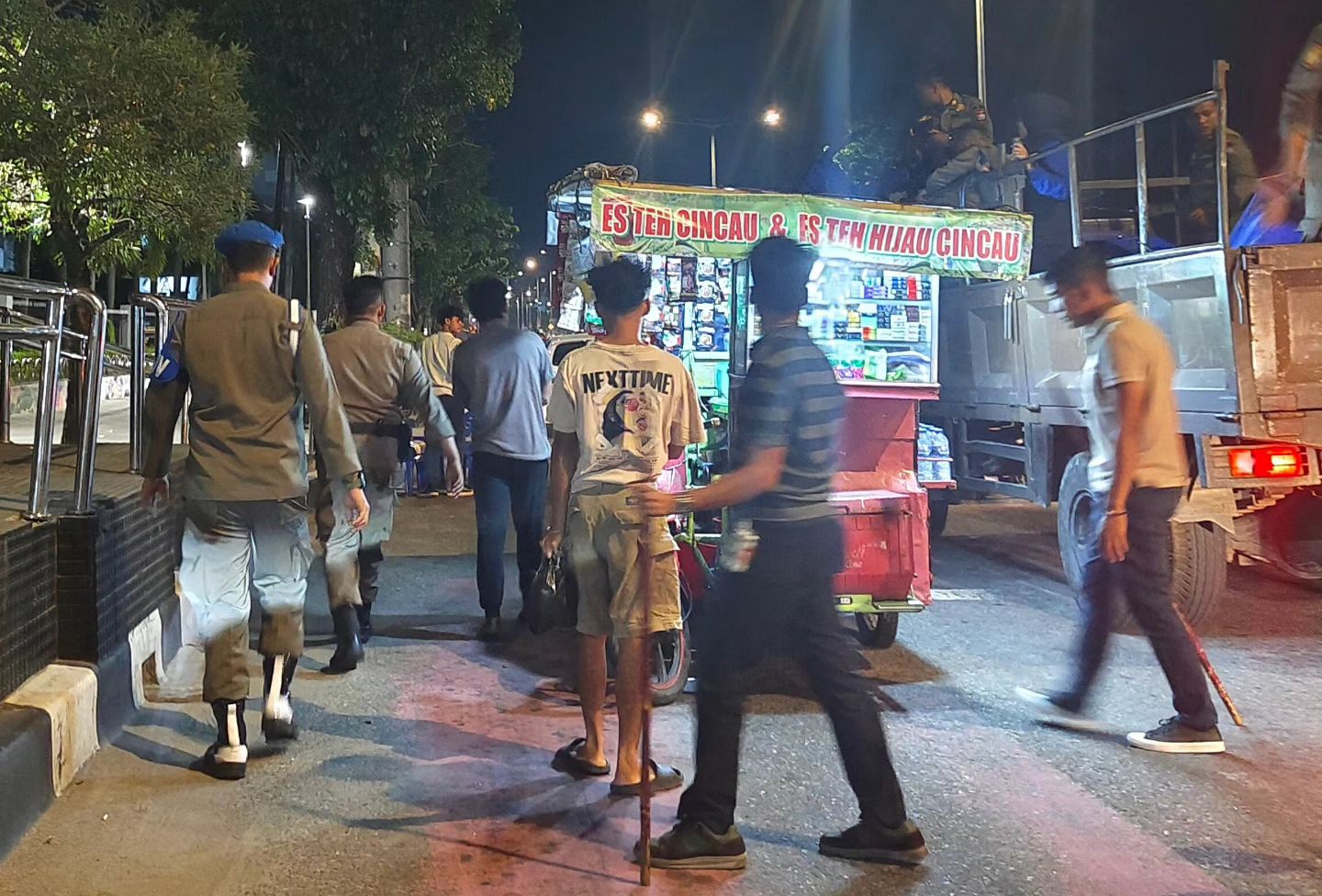 Satpol PP Kota Padang Tindak PKL yang Melanggar Ketertiban Umum