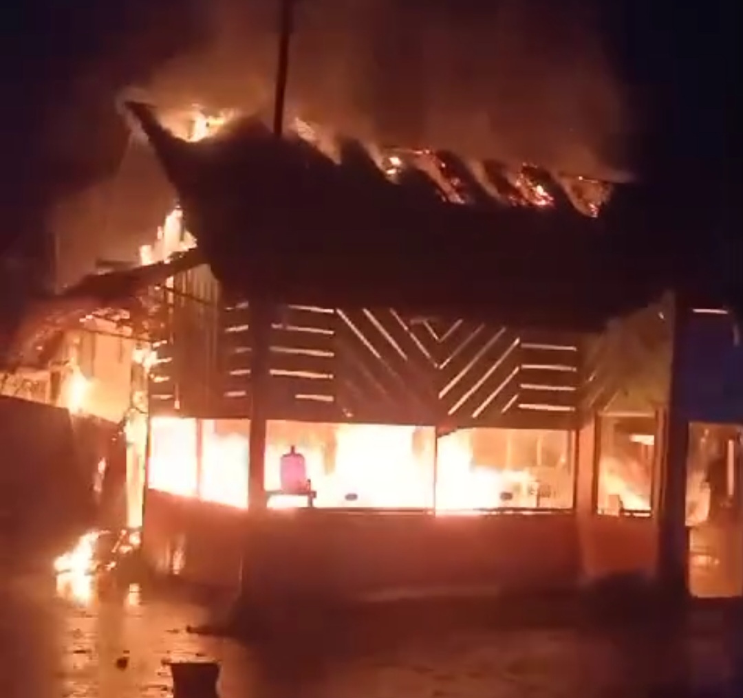 Api Melahap Habis Bangunan Rumah Makan Di Pesisir Selatan