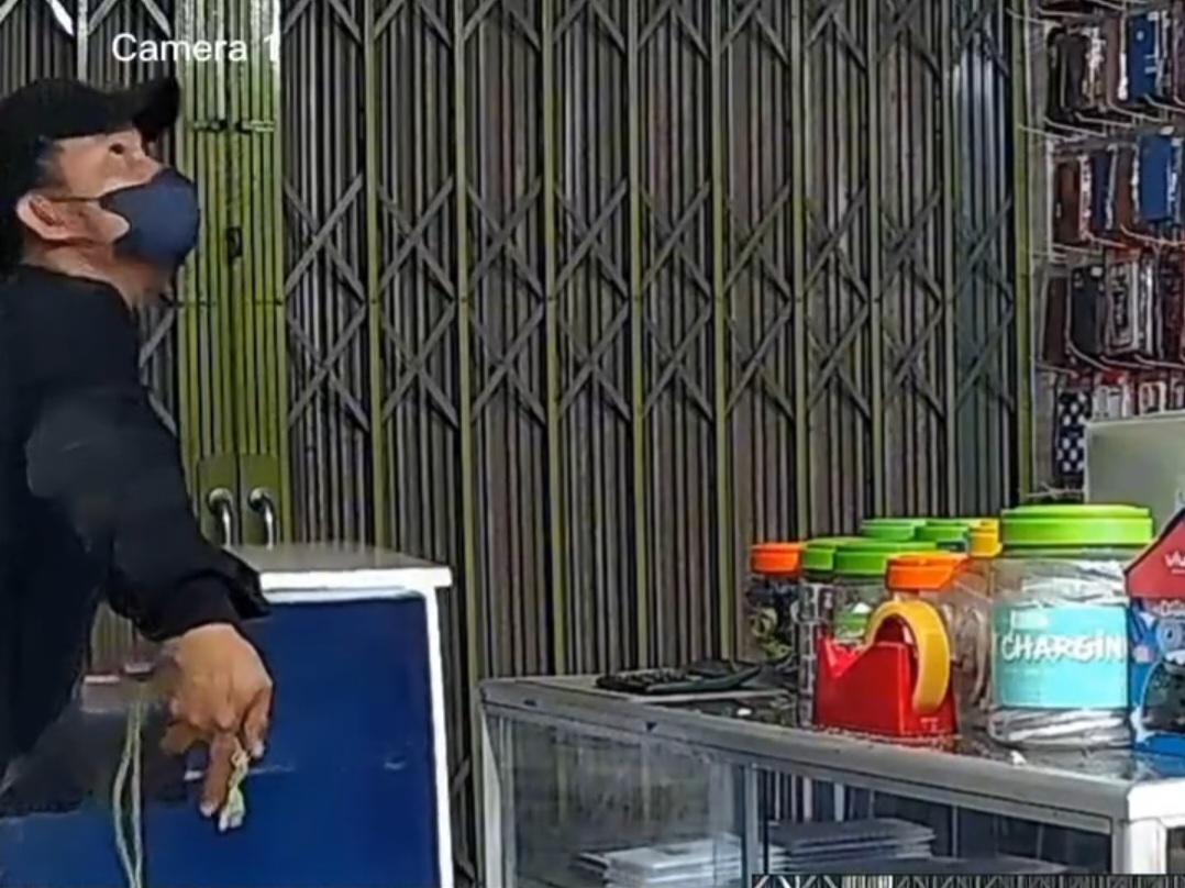 Aksi Pencurian Toko Ponsel Terekam CCTV