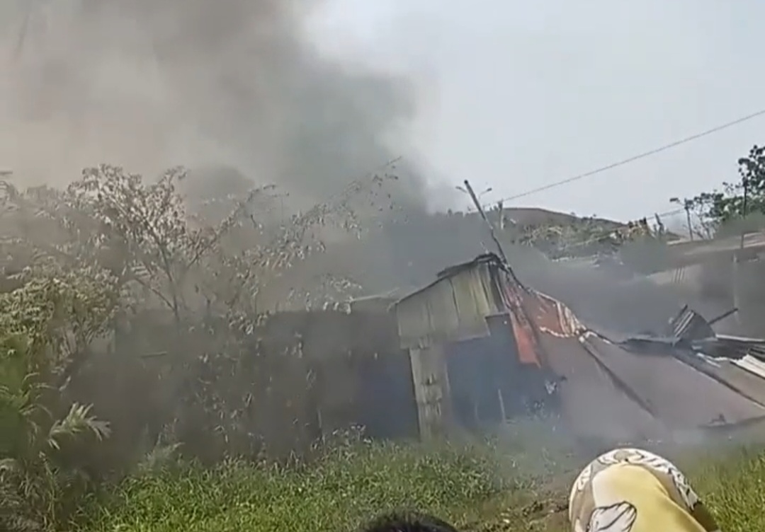 Bengkel Las Terbakar: Dua Motor dan Satu Mobil Habis Terbakar