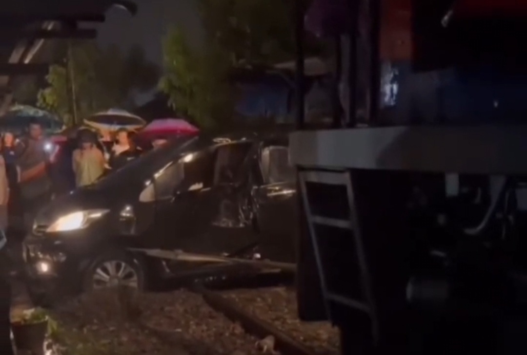 Kecelakaan Kereta Api Vs Minibus di Perlintasan Tanpa Palang Pintu di Banuaran-Cendana Mata Air