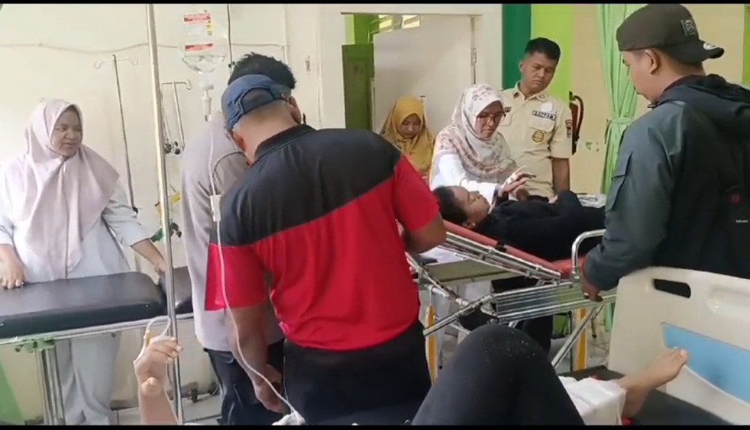 Rumah Makan di Bungus Padang Ambruk Akibat Abrasi Pantai, 15 Orang Terluka
