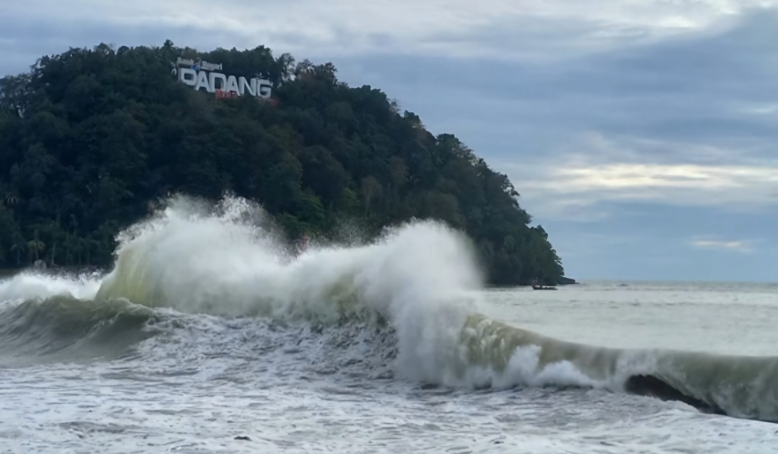Abrasi Mengancam: 14 Pantai di Sumatera Barat Dilaporkan Terkena Dampak