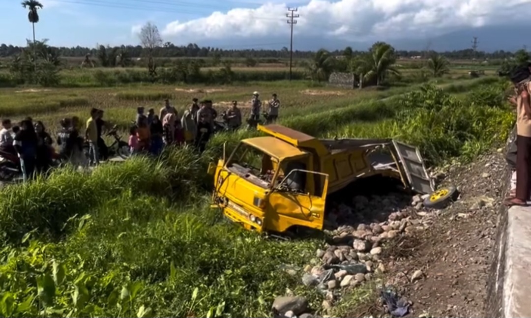 Dump Truk Tertemper Kereta Api Jurusan Padang - Kayu Tanam