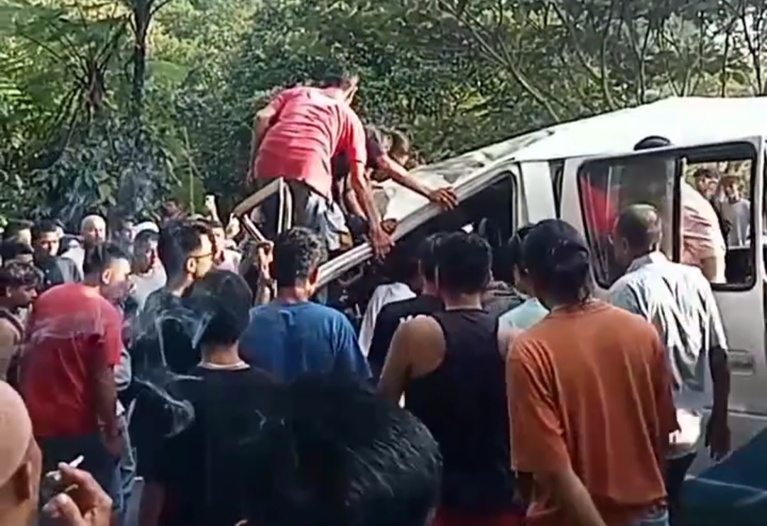 Kecelakaan Minibus Vs Mikro Bus Di Malalak, Sejumlah Penumpang Terjepit Body Kendaraan