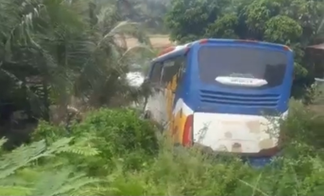 Bus AKAP “Puncak Anai” Terjun ke Kolam Warga di Jambi, Tak Ada Korban Jiwa