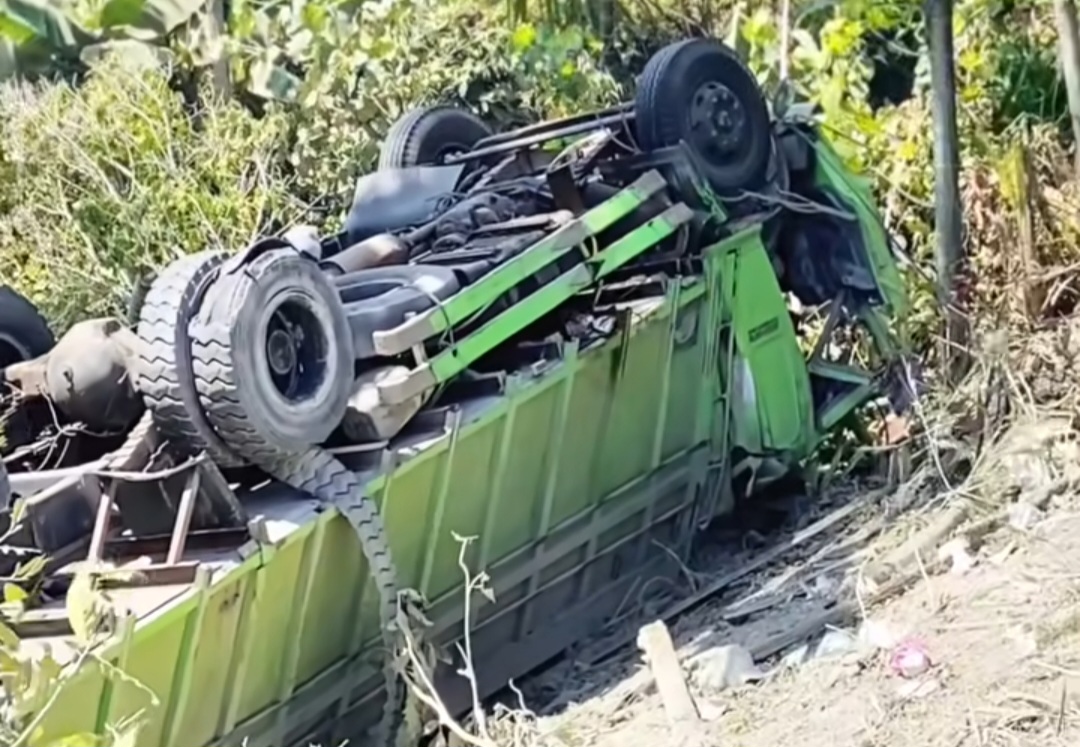 Diduga Rem Blong, Truk Muatan Semen masuk Jurang