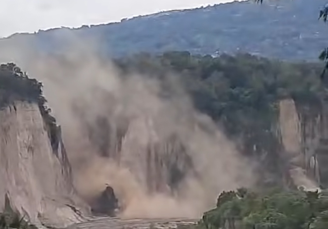 Beredar Di Medsos Detik-Detik Longsor Tebing Ngarai Sianok