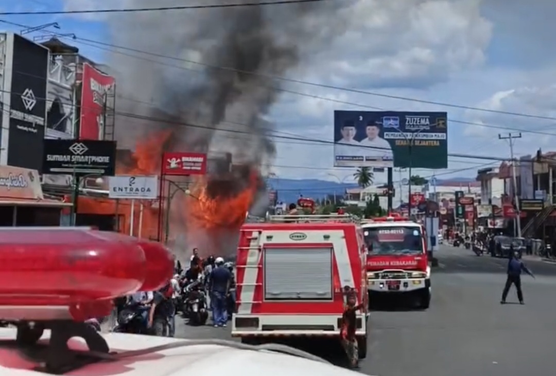 Kebakaran di Simpang Benteng Payakumbuh : Warung Ayam Geprek dan Ruko Terdampak