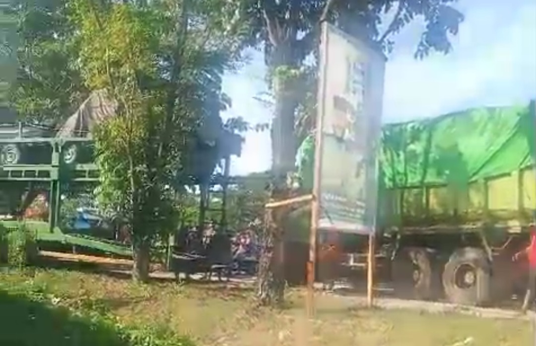 Kecelakaan Dump Truk Muatan Tanah Dengan Truk Muatan Mobil