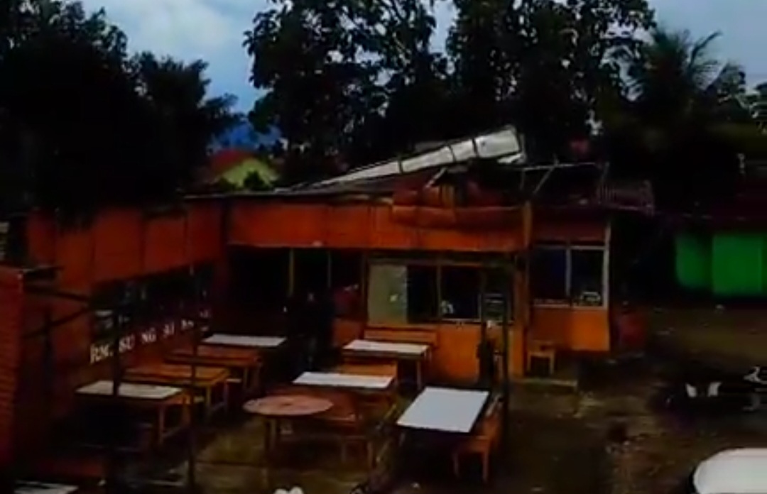 Puting Beliung Terjang Rumah Makan Sungai Kalu 2, Padang Aro