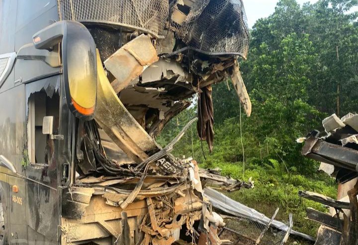 Kecelakaan Tragis: Bus Tabrak Truk di Tol Pekanbaru-Dumai, Belasan Luka-luka