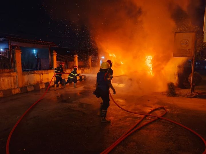 Satu Unit Mobil Terbakar Digerbang Masuk Kampus Kedokteran Unand