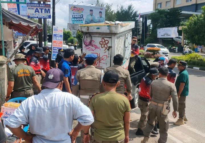 Masih Membandel, Satpol PP Padang Tertibkan PKL di Jalan Hamka