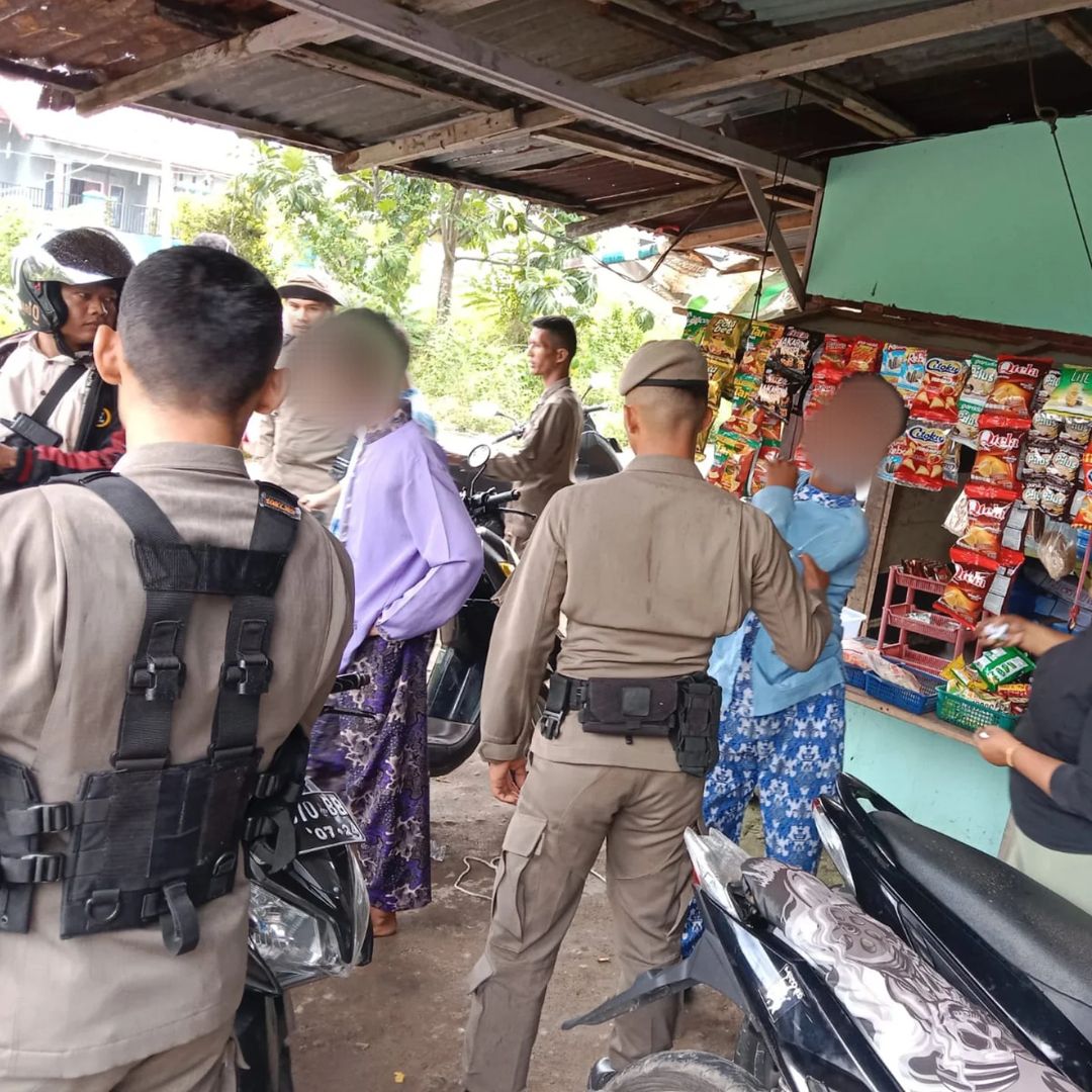 Satpol PP Padang Amankan Pelajar SMP yang Bermain Domino Saat Jam Sekolah