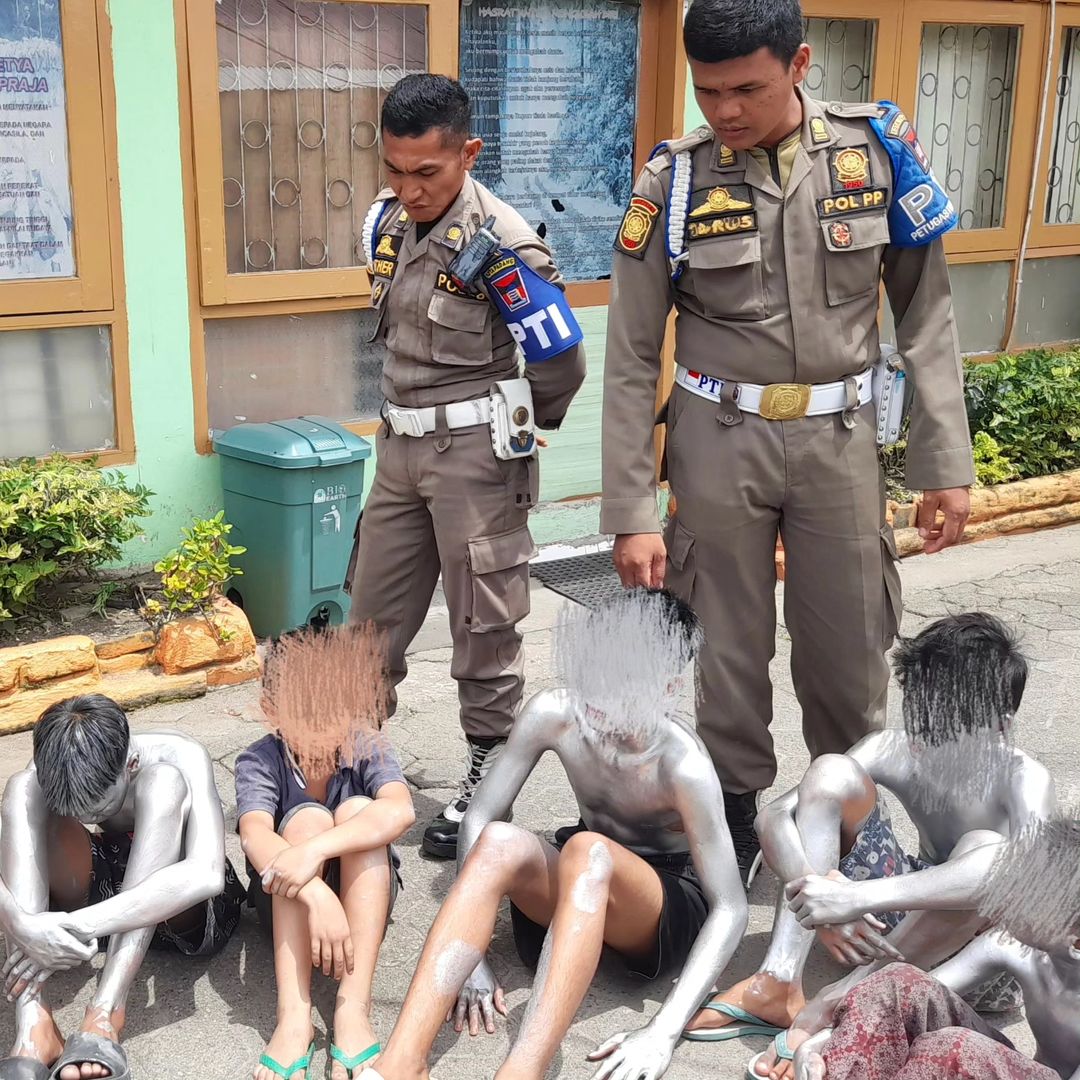 Satpol PP Mengamankan Enam Anak "Manusia Silver" di Pasar Raya Padang