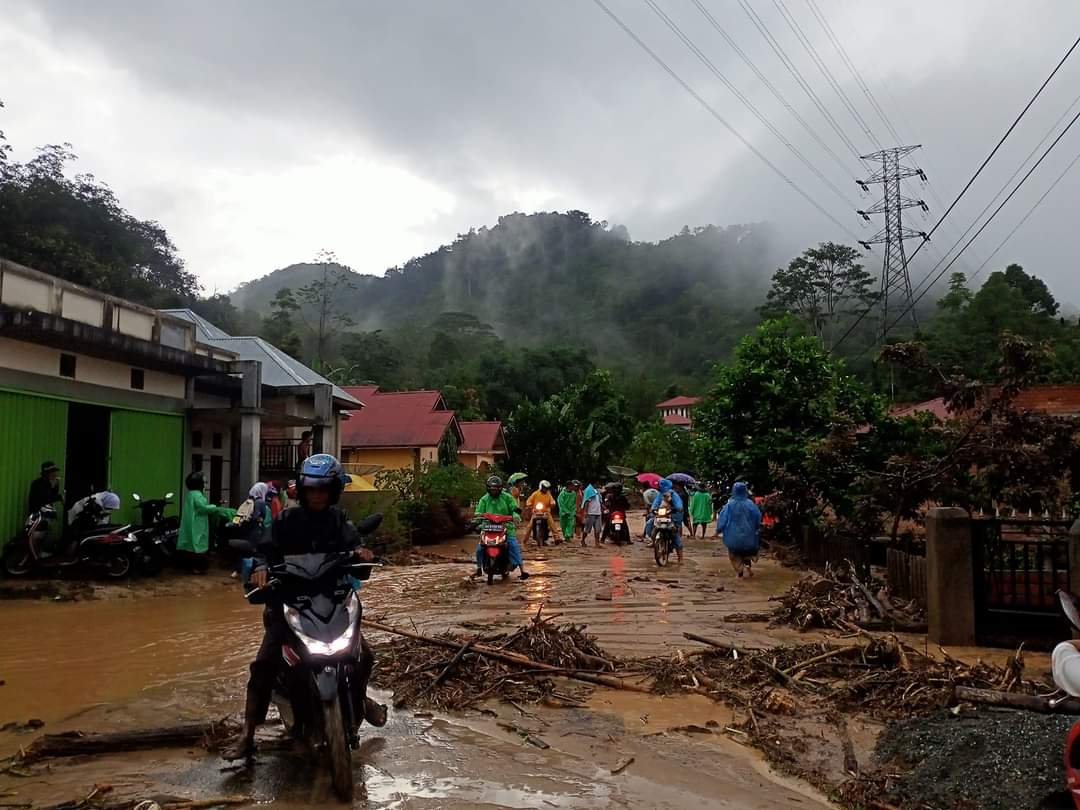 Banjir Bandang Hantam Desa Pengasi Lama, Puluhan Rumah Terendam dan Akses Jalan Terhalang