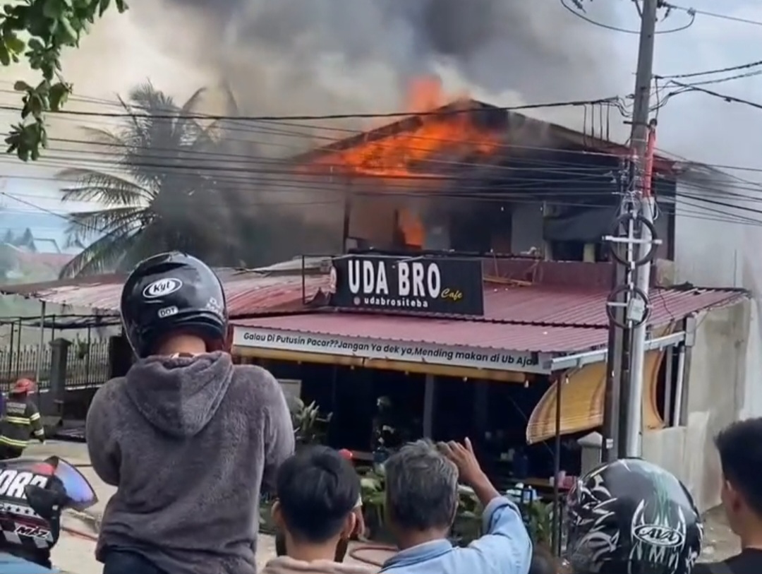 Api Melalap Kafe Uda Bro, Satu Korban Luka Bakar Dilarikan ke Rumah Sakit