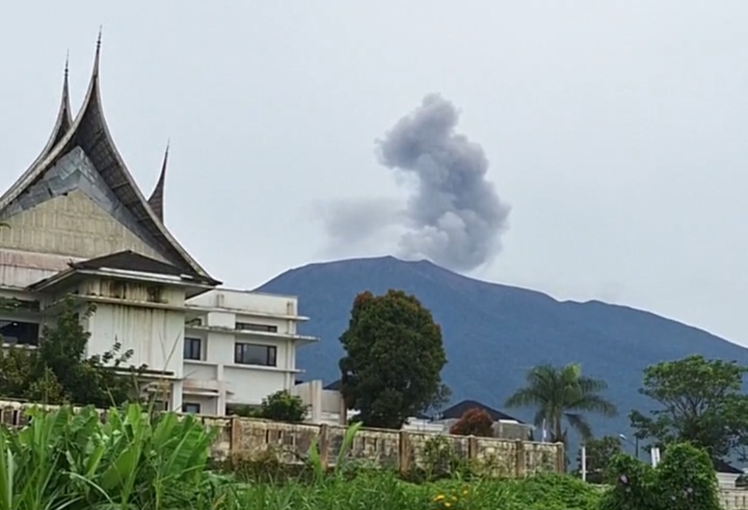 Gunung Marapi Di Sumatera Barat Kembali Mengalami Erupsi