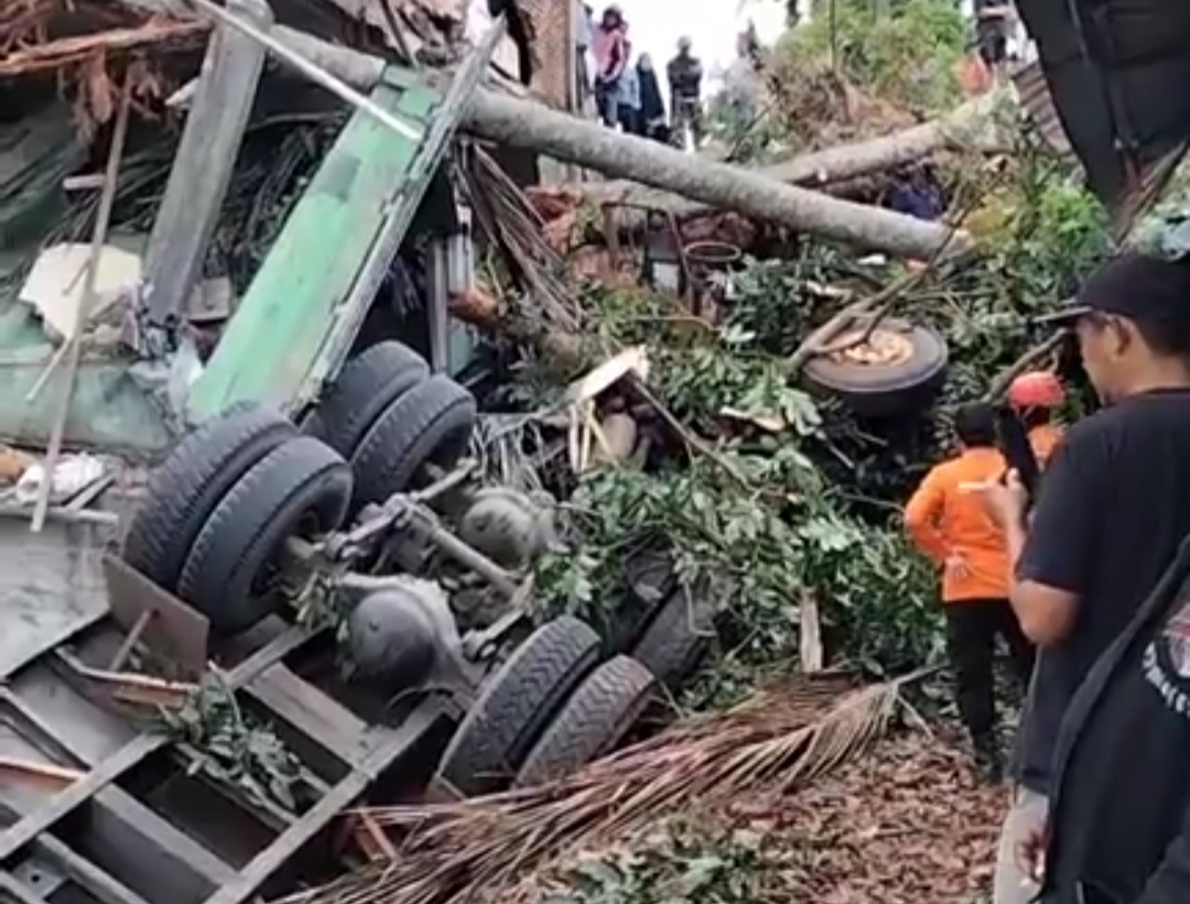 Kecelakaan Tunggal Truk Muatan Semen Di Talang Kabupaten Solok
