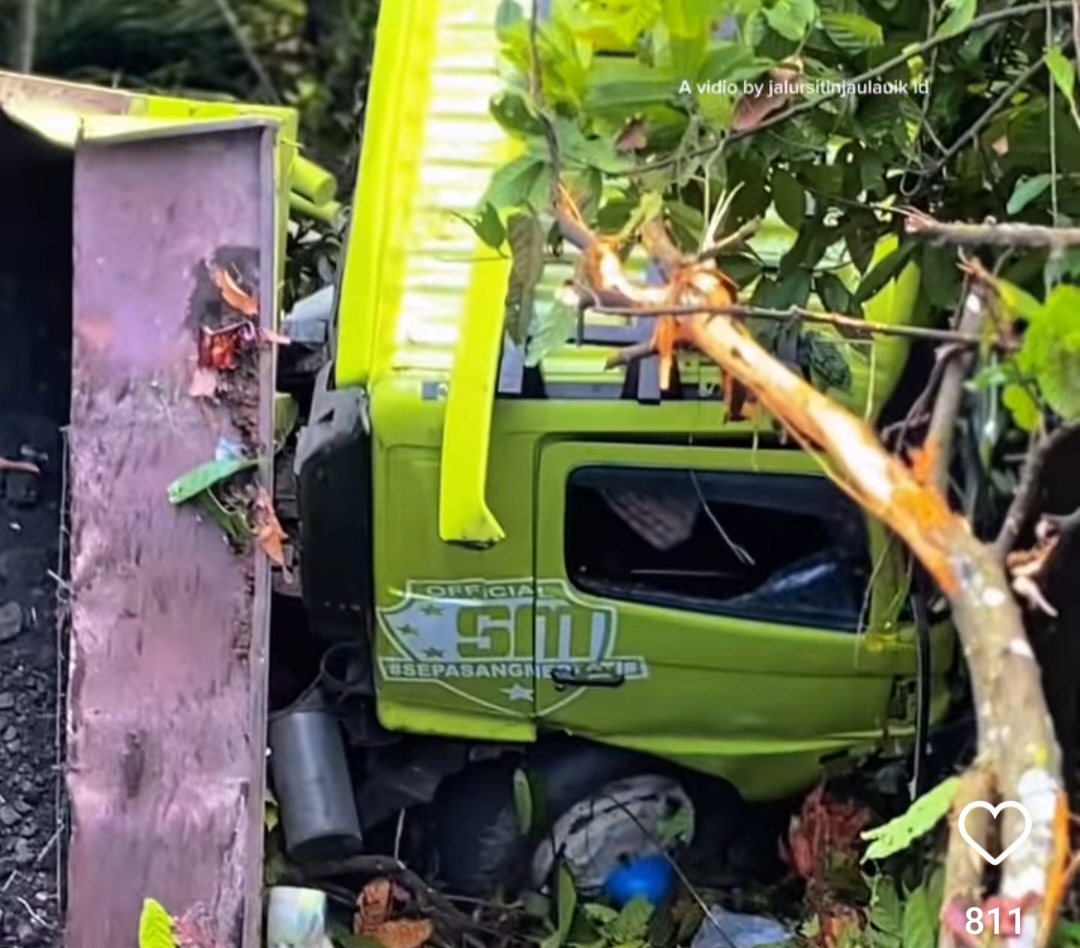 Truk Pengangkut Batu Bara Terperosok ke Jurang 10 Meter di Padang Diduga Karena Rem Blong
