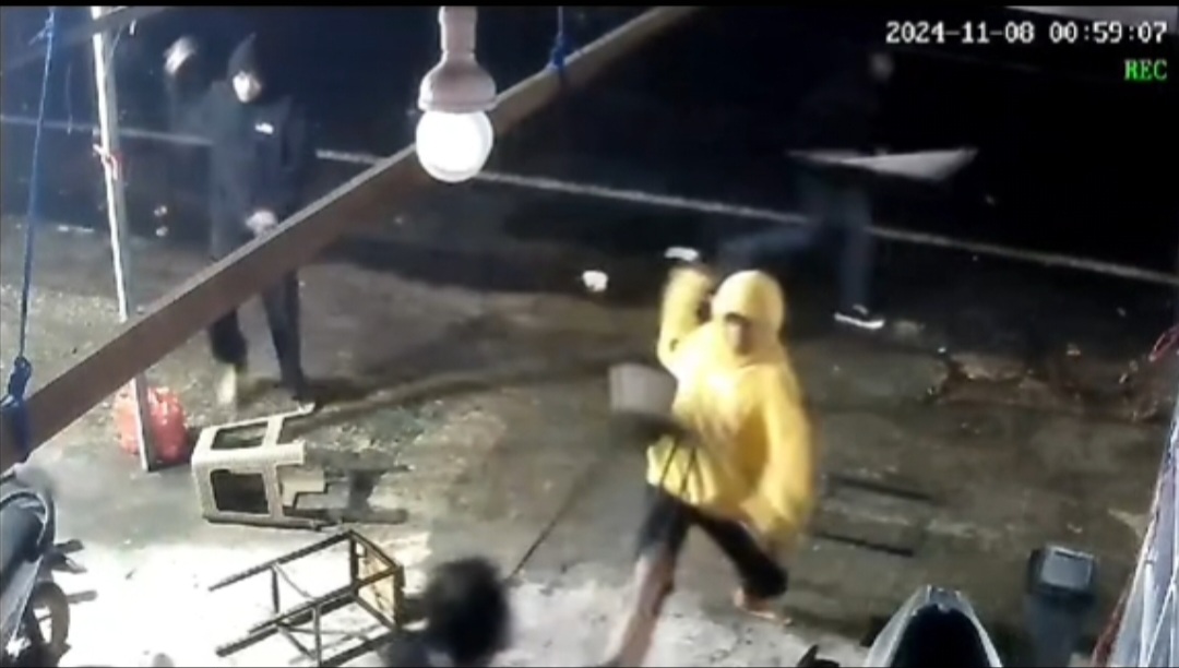 Dugaan Penyerangan di Payakumbuh Terekam CCTV, Pelaku Pukul Korban di Pinggir Jalan