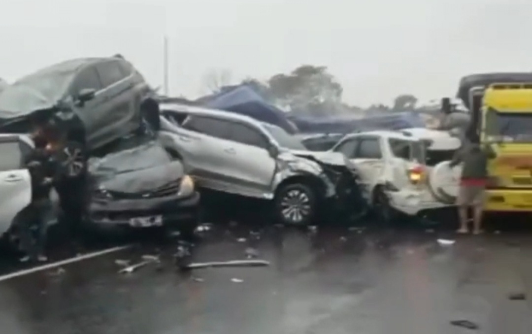 Kecelakaan Beruntun di Tol Cipularang, 19 Kendaraan Terlibat, 1 Meninggal dan 8 Luka-luka