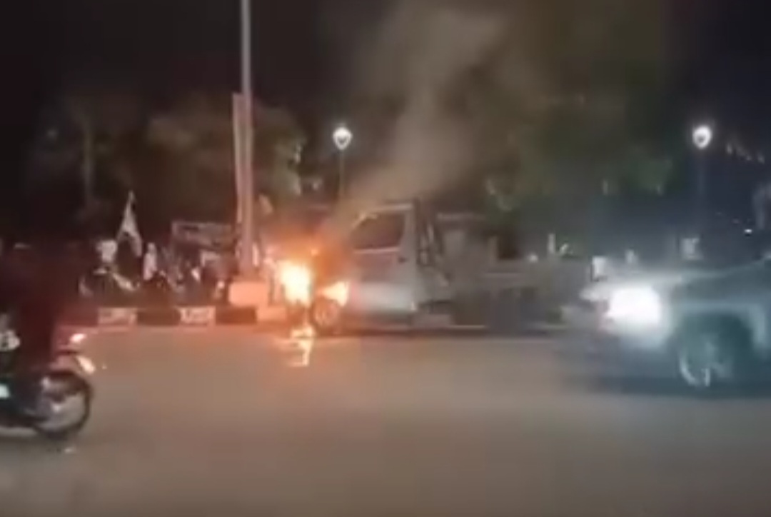Mobil Pikap Terbakar di Jalan Khatib Sulaiman Padang, Tidak Ada Korban Jiwa
