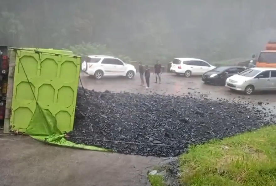 Truk Pengangkut Batu Bara Terguling di Sitinjau Lauik