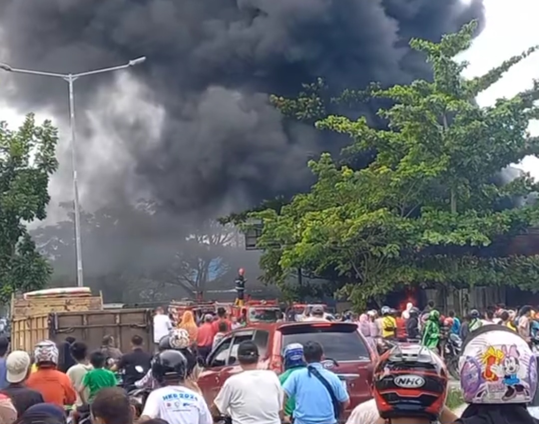 Kebakaran Hanguskan Gudang Penyimpanan Barang Bekas Dibypass Padang