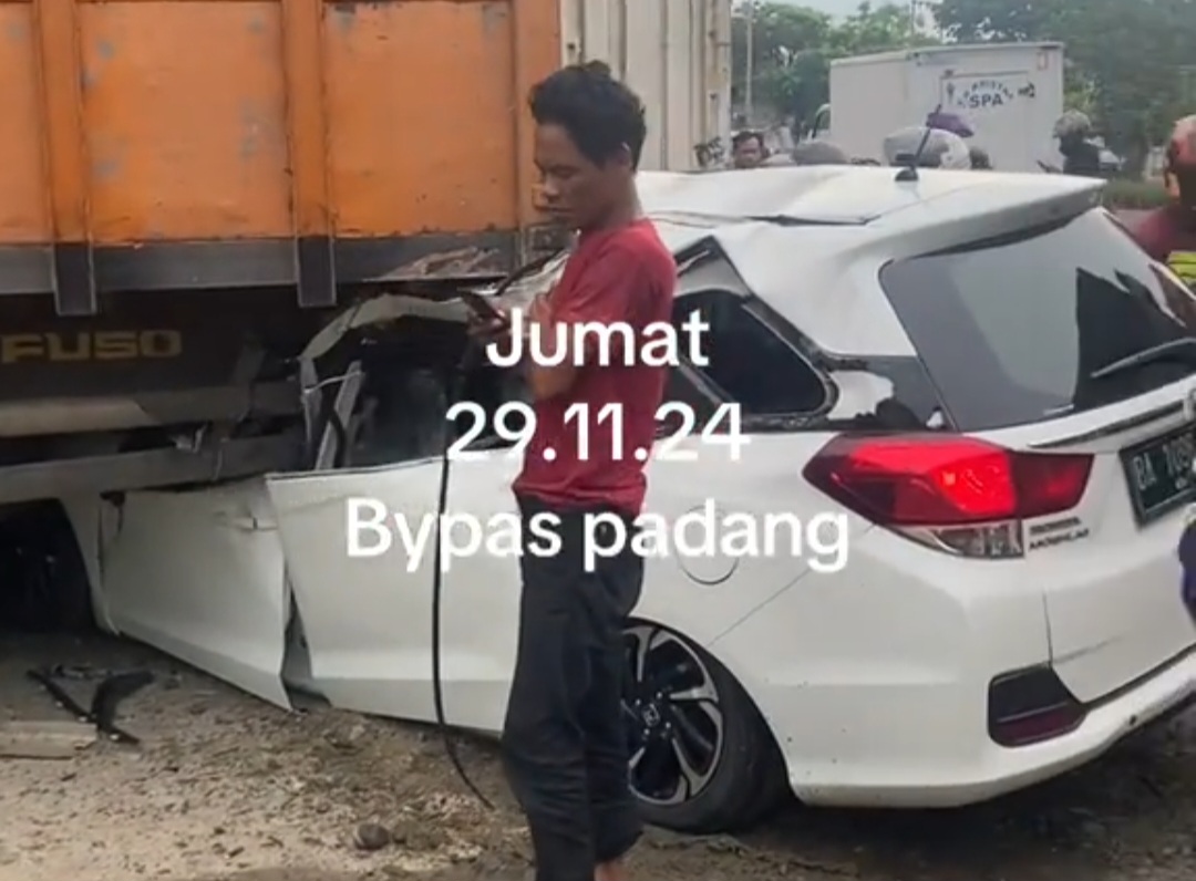 Diduga Mengantuk, Minibus Menabrak Truk Fuso Parkir di Padang, Beruntung Tidak Ada Korban Jiwa