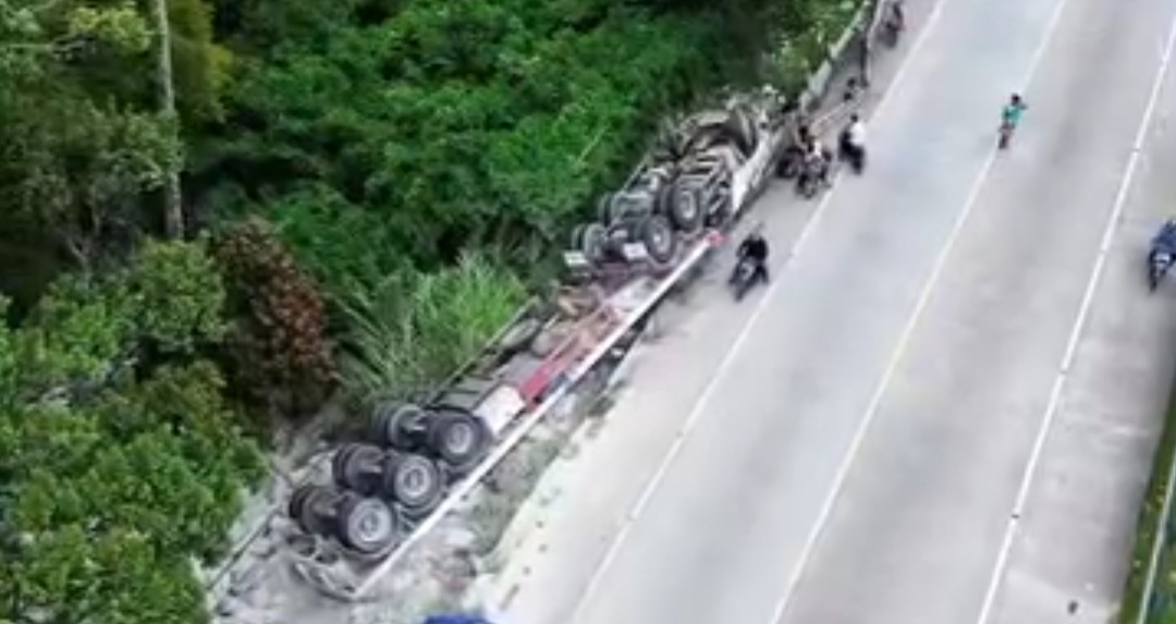 Truk Pengangkut Semen Terperosok ke Jurang di Arosuka, Sopir Luka-Luka