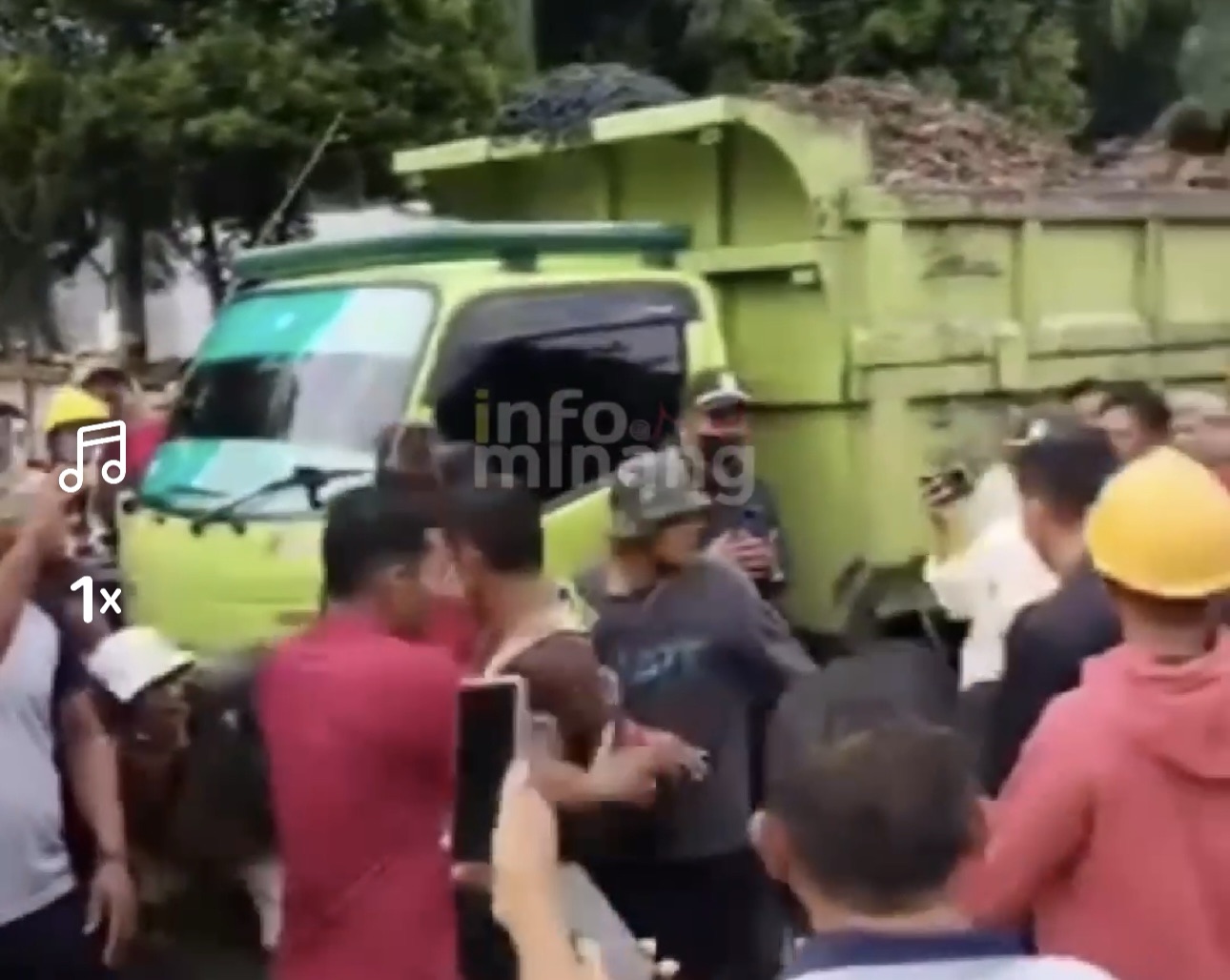 Sejumlah Warga Hadang Truk Membawa Buah Sawit di PT LIN Kinali