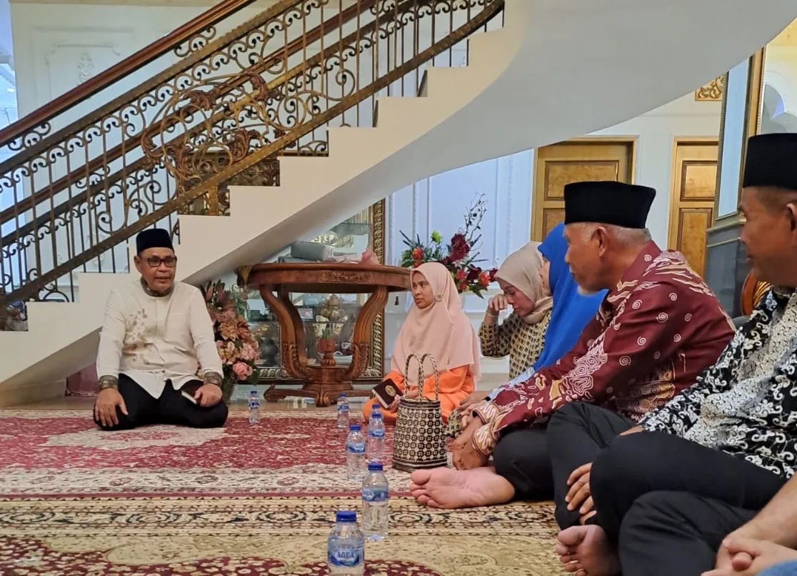 Ibunda Istri Epyardi Asda Tutup Usia, Mahyeldi Melayat ke Rumah Duka di Solok