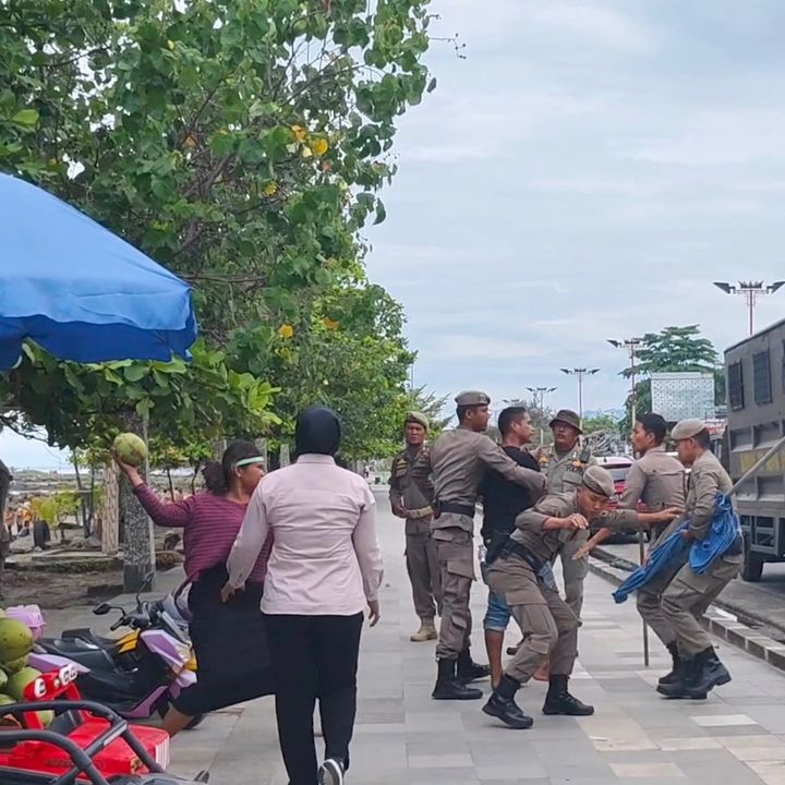 Tertibkan PKL di Pantai Cimpago, Petugas Satpol Pp Dilempar Kelapa Muda