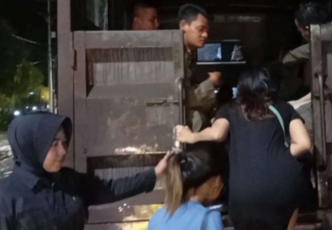 Satpol PP Amankan Belasan Remaja dan Tiga Botol Minuman Beralkohol di Batang Arau, Padang Selatan