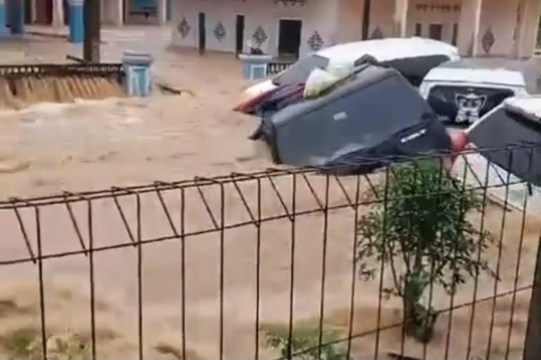 Banjir Bandang Terjang Desa Curug Luhur Sukabumi, 8 Mobil Terseret Arus