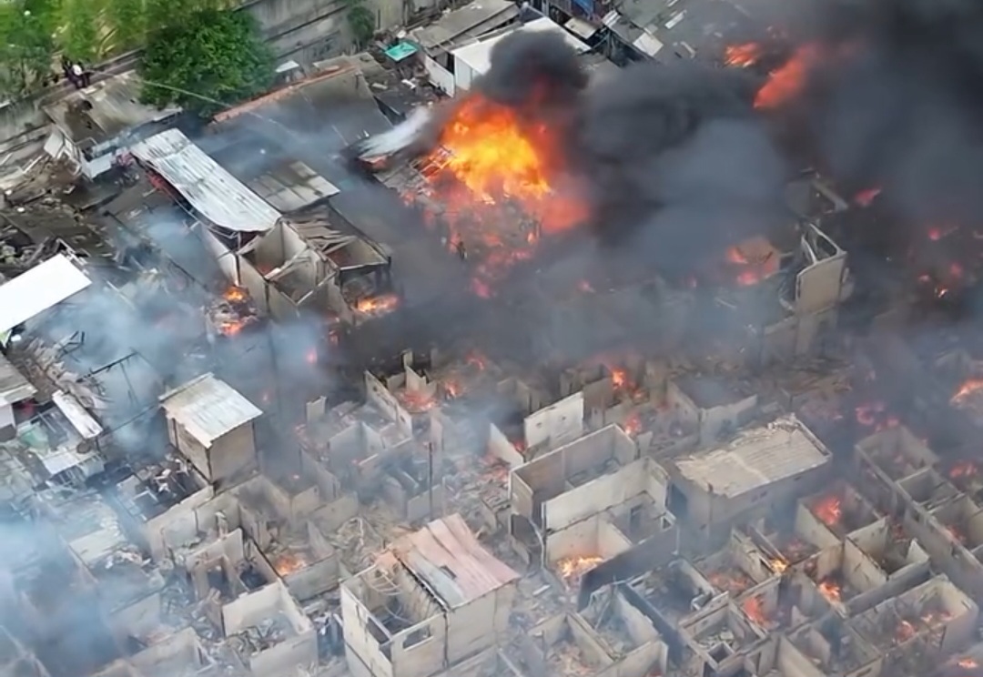Kebakaran Hebat Ludeskan 200 Rumah di Kemayoran, Jakarta Pusat